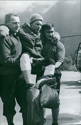 תצלום וינטג 'של פצוע שנשא שני אנשים.